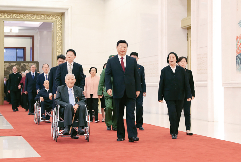 　　2019年9月29日，中华人民共和国国家勋章和国家荣誉称号颁授仪式在北京人民大会堂金色大厅举行。中共中央总书记、国家主席、中央军委主席习近平同国家勋章和国家荣誉称号获得者一同步入会场。 新华社记者 丁海涛/摄